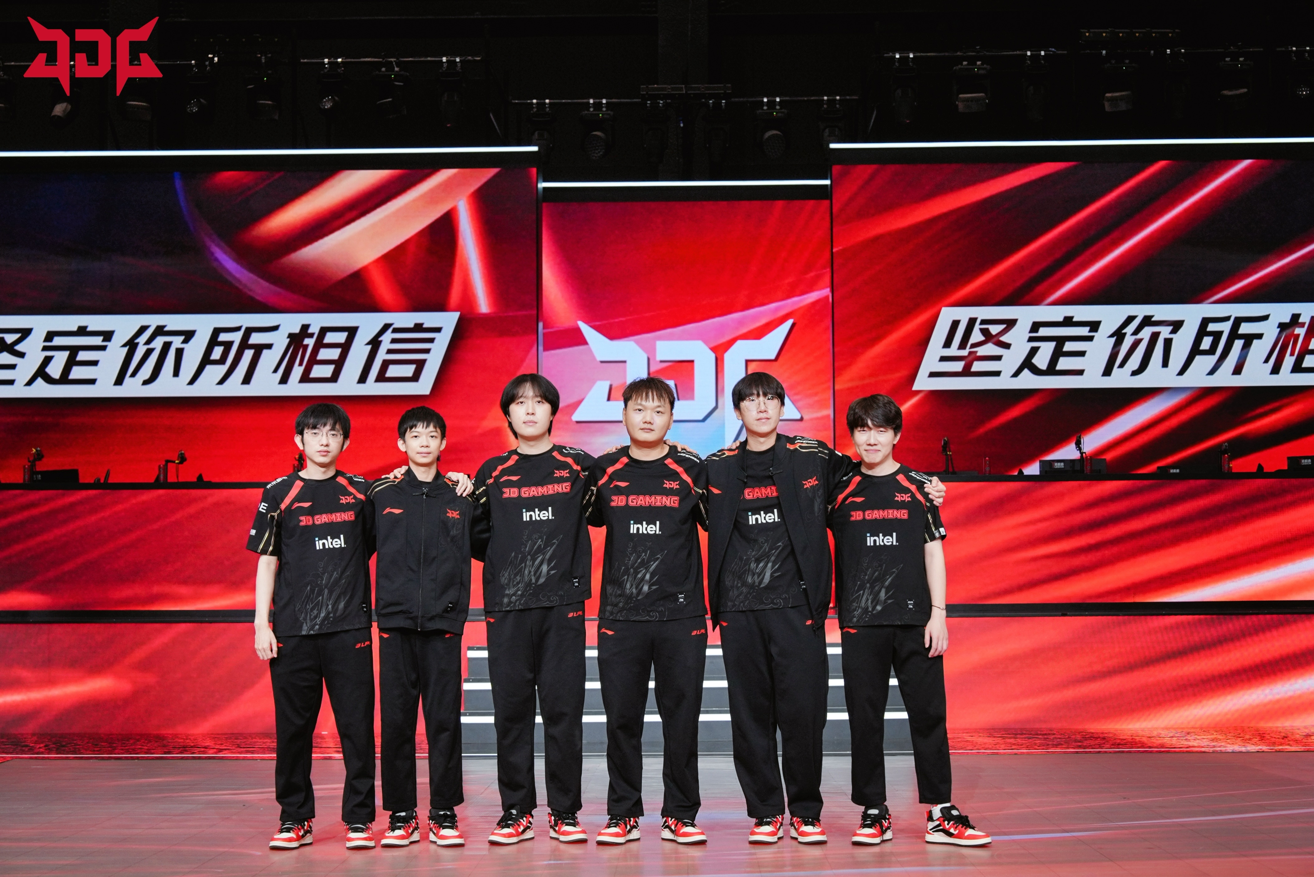 包含Rookie在老鹰比赛中晋级下一阶段，爆冷引发热议！全场沸腾不已的词条